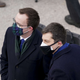 Encima, la mascarilla de tela. Debajo, la de grado médico.